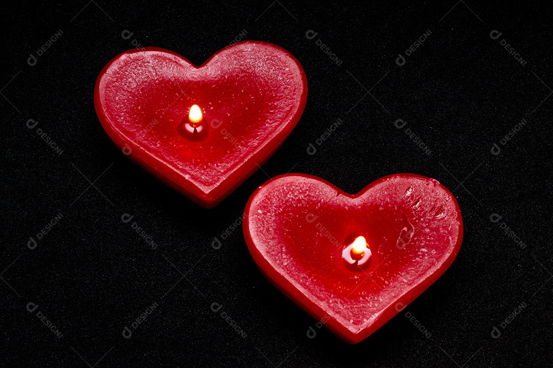 Dois corações vermelhos em um fundo preto dia dos namorados