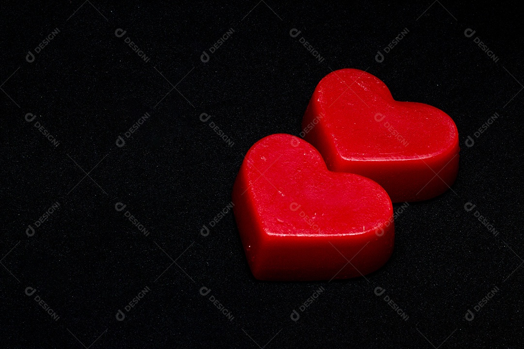 Dois corações vermelhos em um fundo preto dia dos namorados