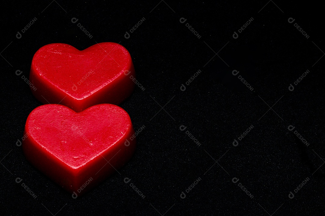 Dois corações vermelhos em um fundo isolado dia dos namorados