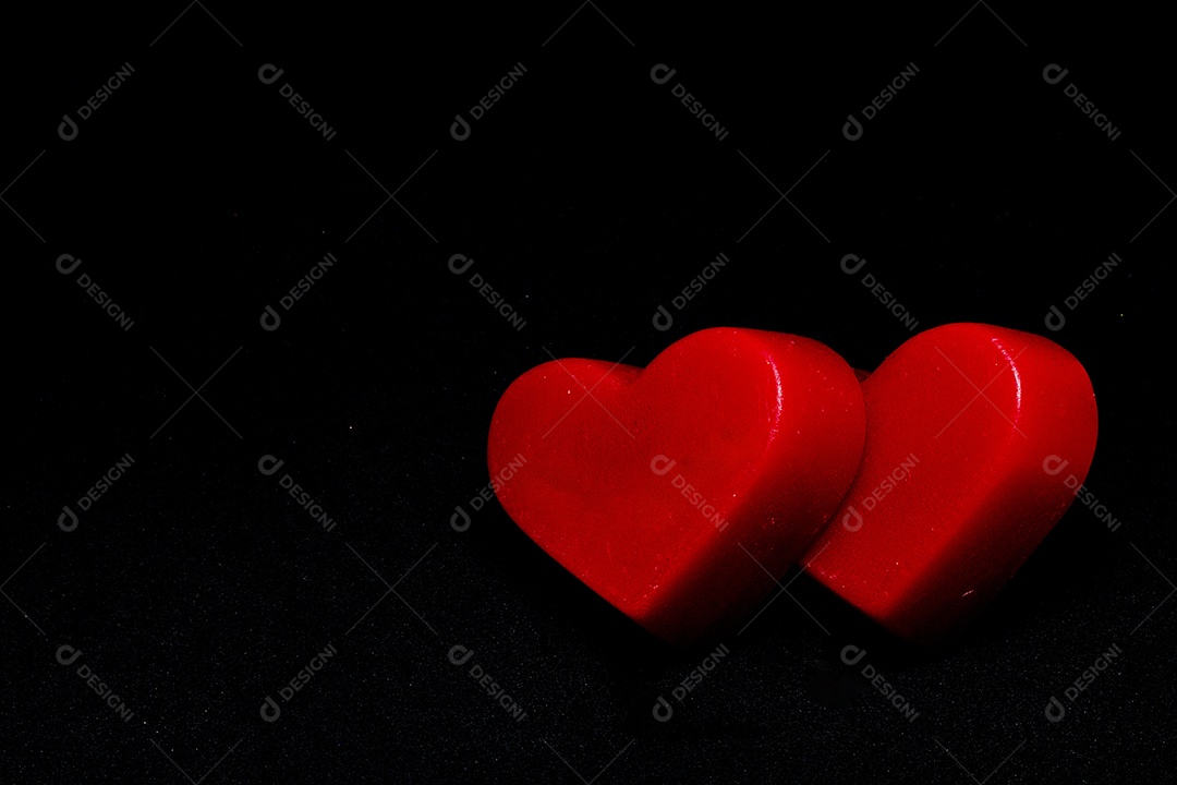Dois corações vermelhos em um fundo isolado dia dos namorados
