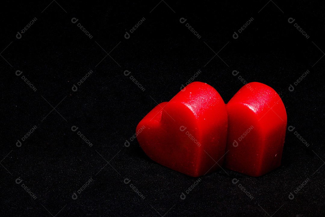 Dois corações vermelhos em um fundo isolado dia dos namorados