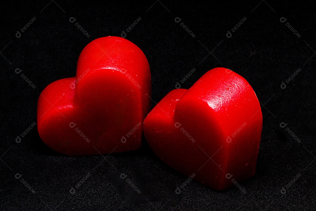 Dois corações vermelhos em um fundo isolado dia dos namorados