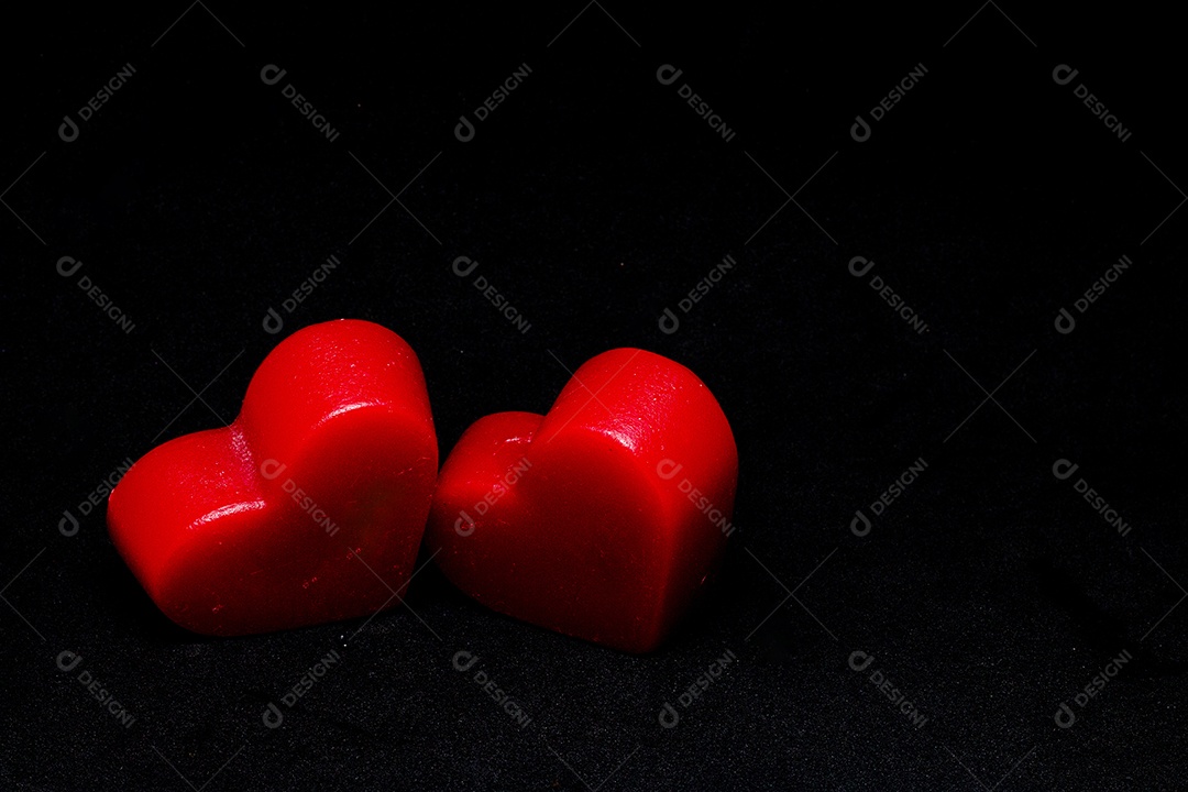 Dois corações vermelhos em um fundo isolado dia dos namorados