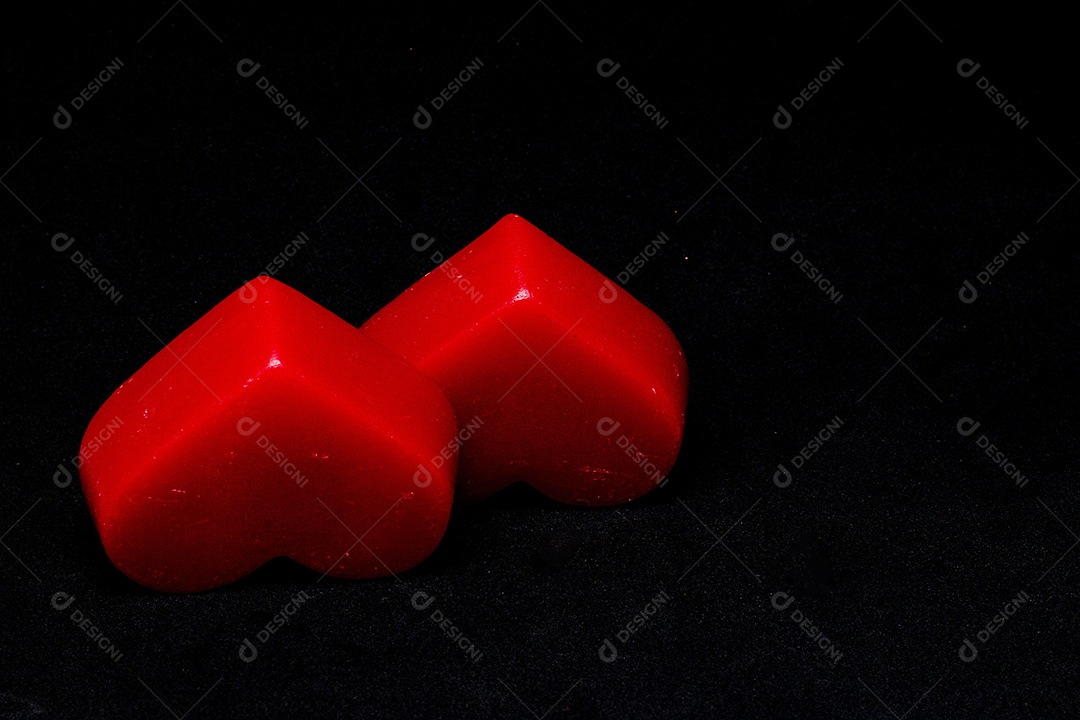 Dois corações vermelhos em um fundo isolado dia dos namorados