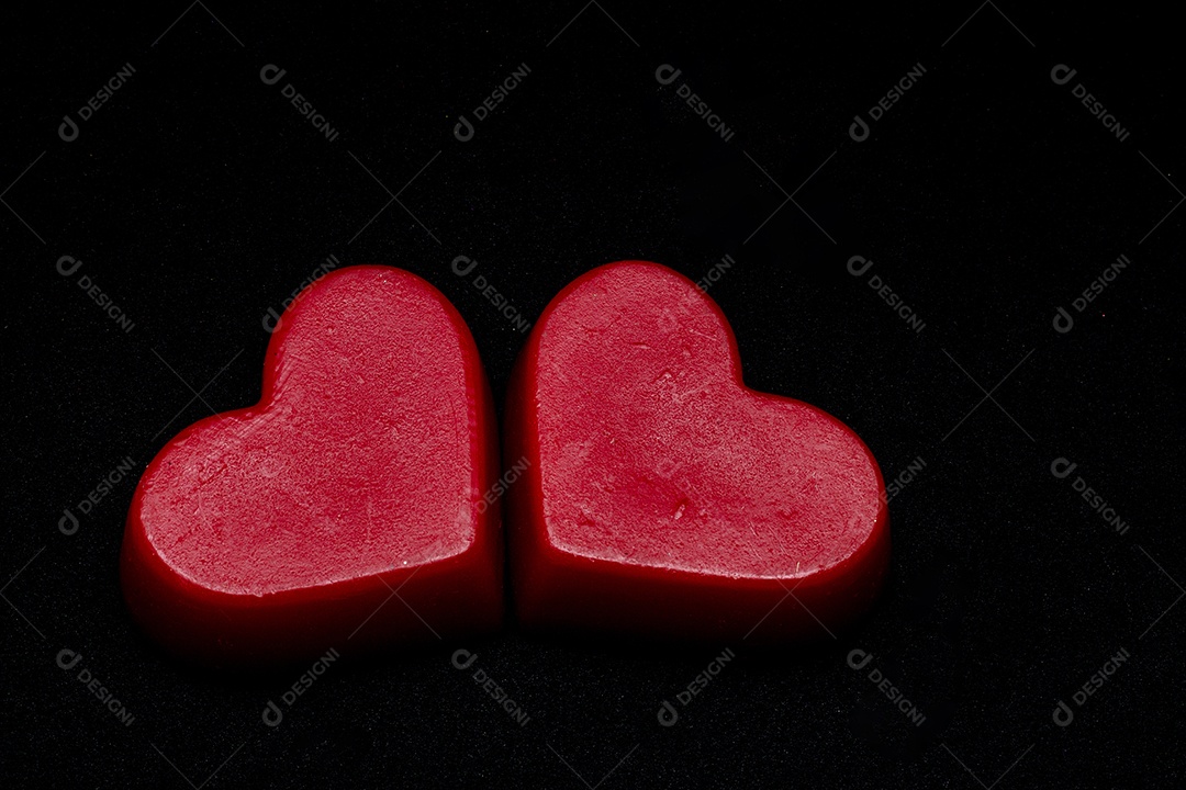 Dois corações vermelhos em um fundo isolado dia dos namorados