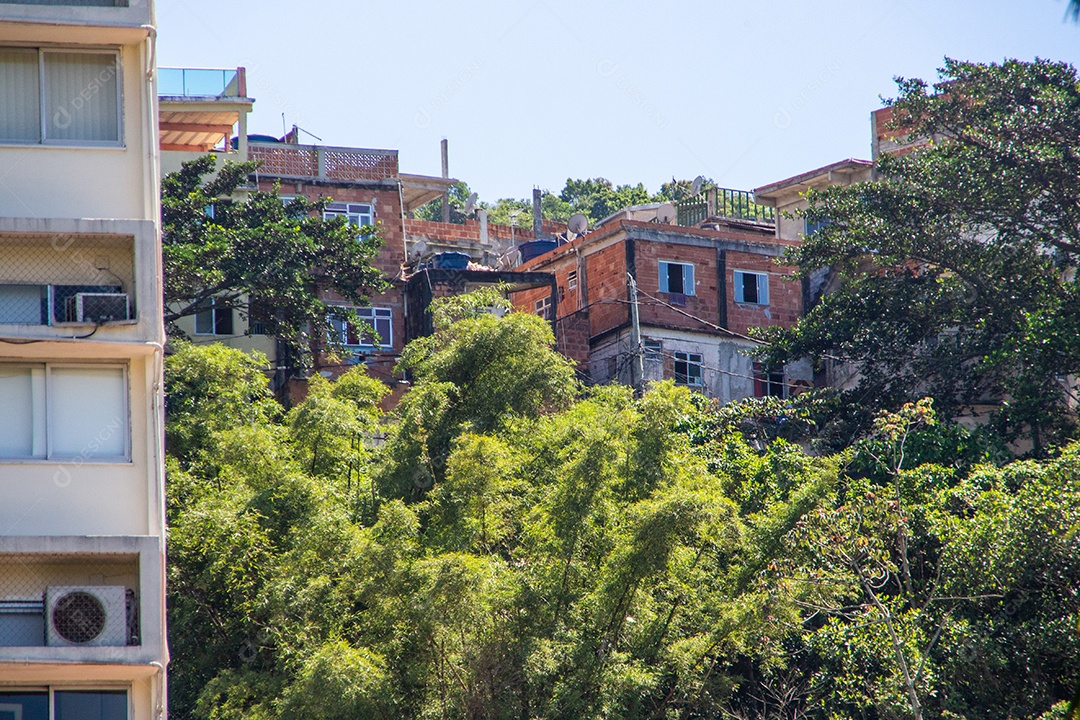 Morro do Cantagalo visto do bairro de Ipanema, no Rio de Janeiro, Brasil.
