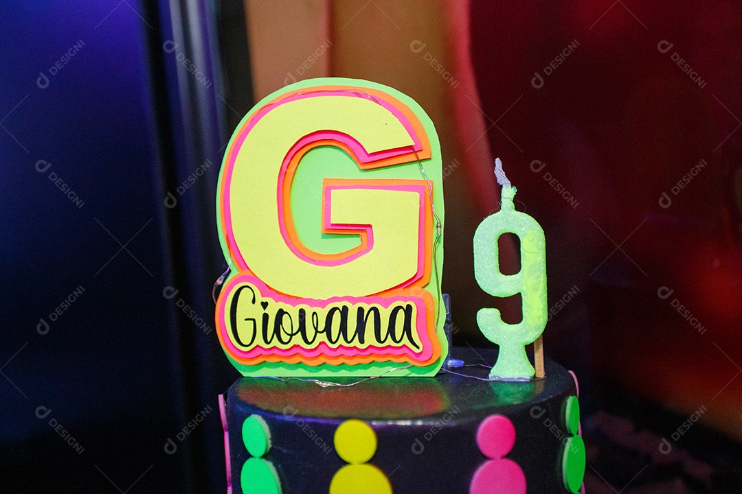 Bolo falso com o número nove e o nome Giovana com tema neon no Rio de Janeiro, Brasil.