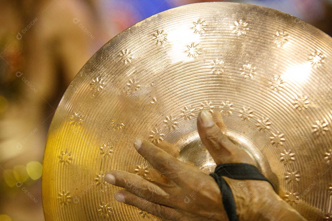 instrumento musical conhecido como prato, durante ensaio de carnaval no Rio de Janeiro, Brasil.