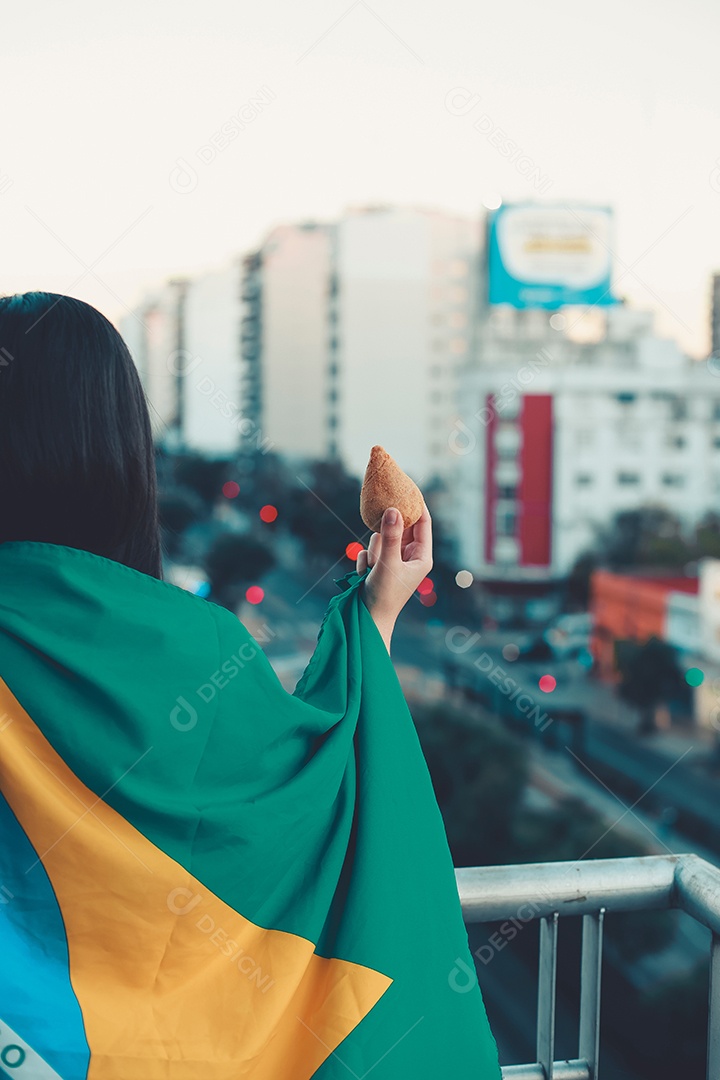 Mulher segurando coxinha de frango.
