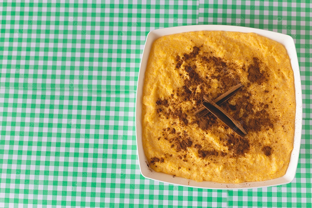 Curau de milho dentro de vasilha branca.