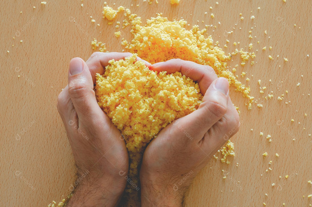 Mão fazendo coração de Milho.