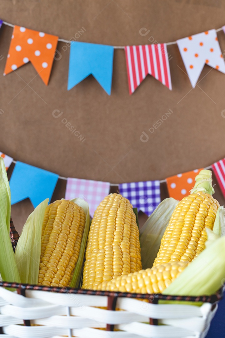 Milho verde e bandeiras de são joão.