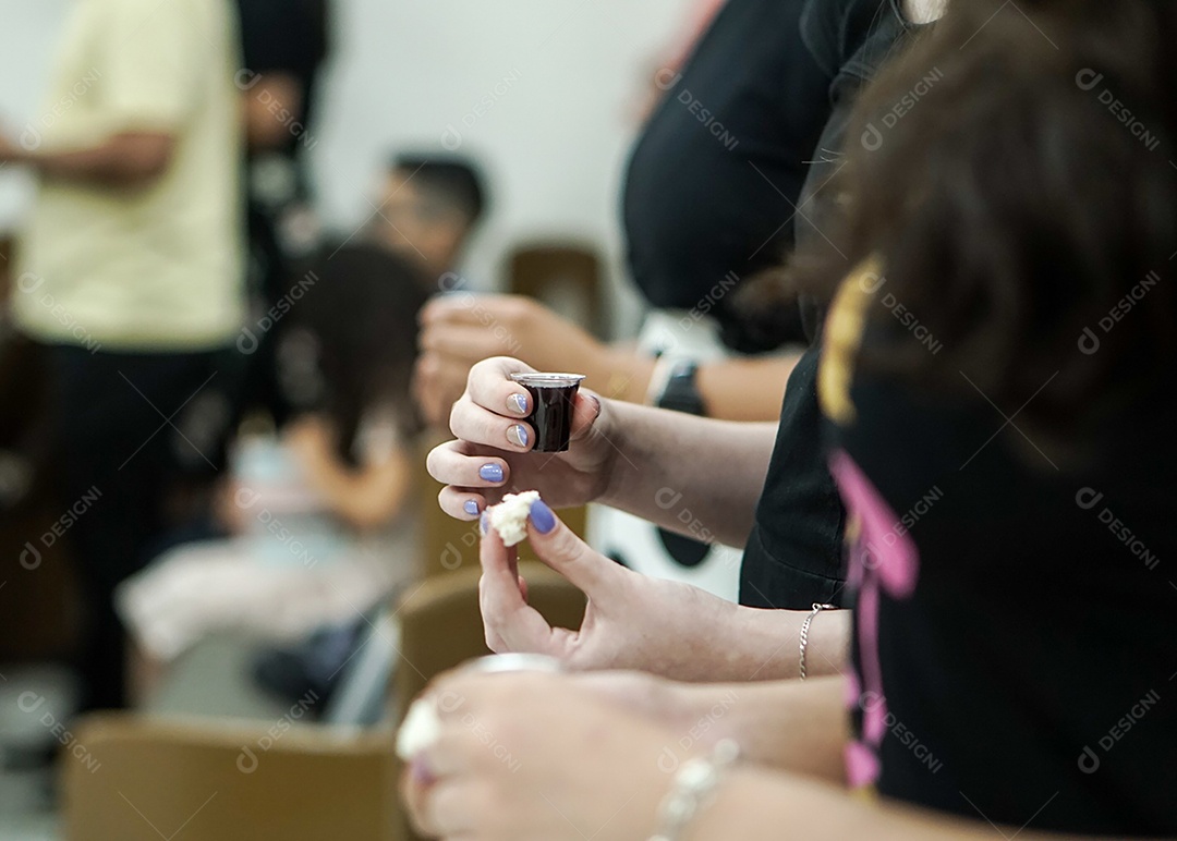 Cristãos tomando santa ceia na igreja