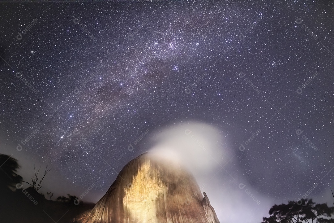 Via Láctea ao fundo com Pedra Azul em primeiro plano