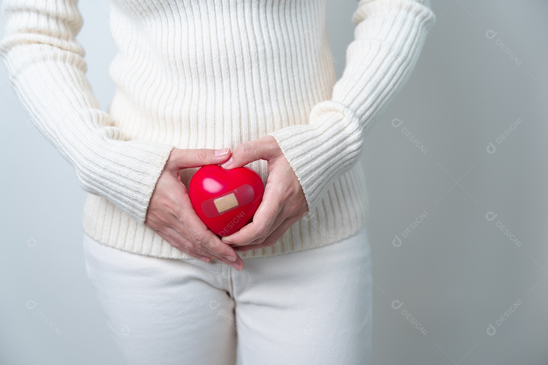 Mulher segurando forma de coração vermelho. Gravidez, Sistema reprodutor