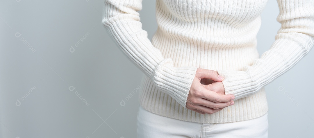 Mulher com dor de estômago. Câncer de ovário e colo do útero, colo do útero