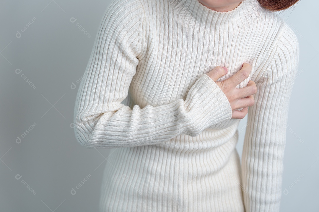 Mão de mulher segurando dor no peito. Doença cardíaca, doença anginosa