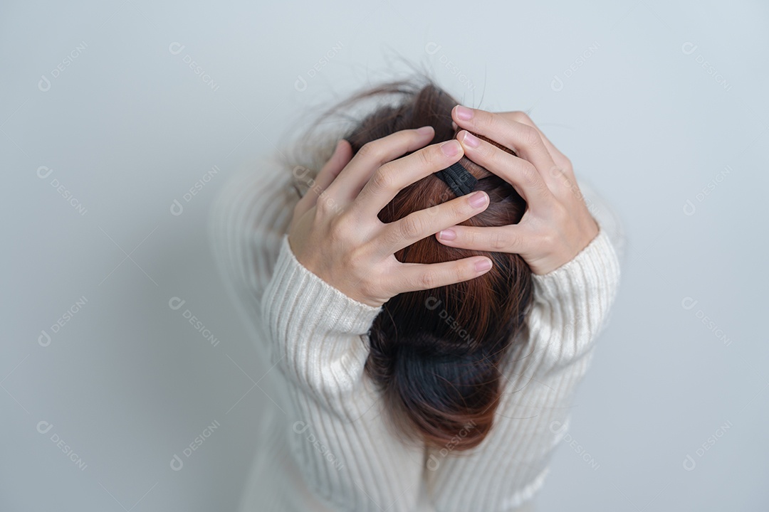 Mulher com dor de cabeça. estressado, Enxaqueca, Dia Mundial do Tumor Cerebral