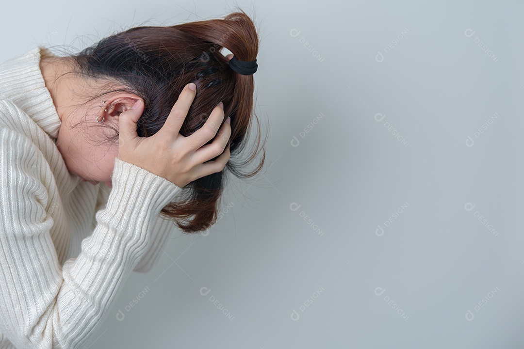 Mulher com dor de cabeça. estressado, Enxaqueca, Dia Mundial do Tumor Cerebral