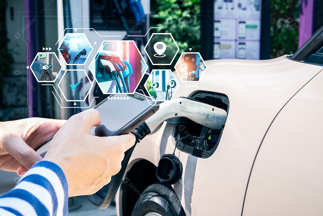 Mulher usando smartphone pagando serviço em aplicativo em desfoque enquanto carrega carro elétrico em estação de carregamento de carros elétricos comerciais.