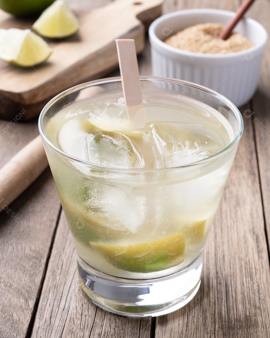 Caipirinha de limão brasileiro em um copo com gelo e frutas