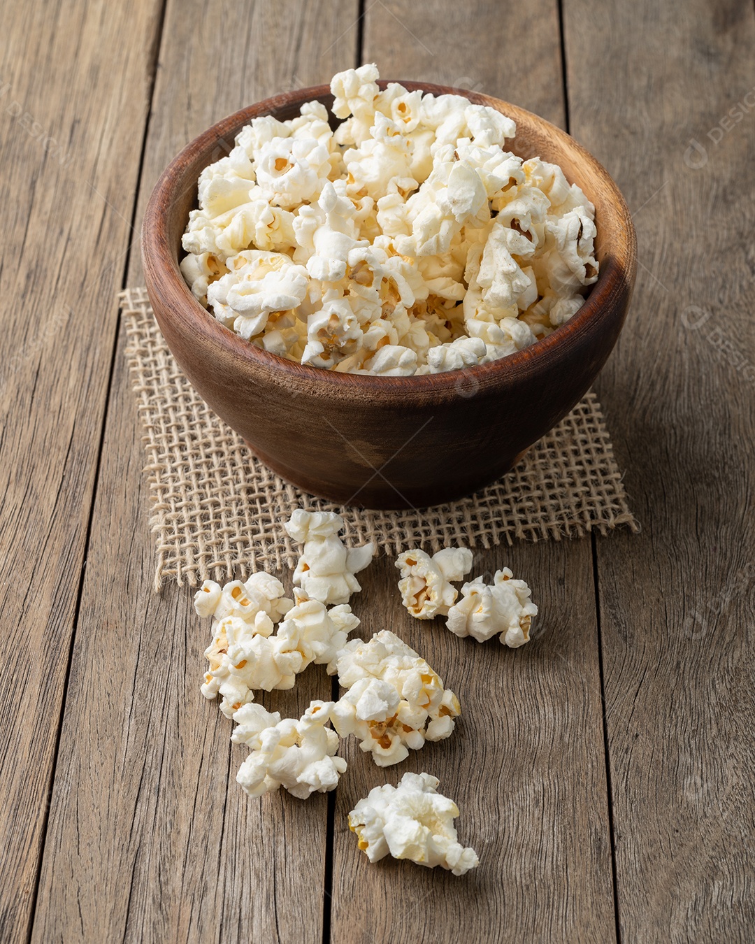 Pipocas em uma tigela sobre mesa de madeira