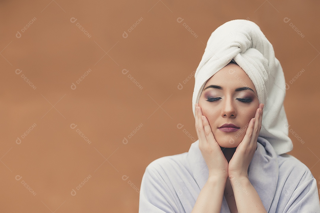 Linda mulher relaxando em SPA