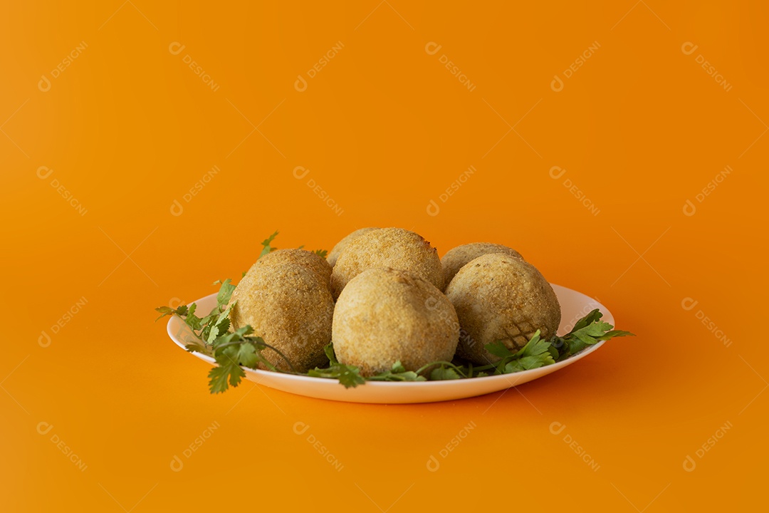 Deliciosas coxinhas de frango sobre prato branco