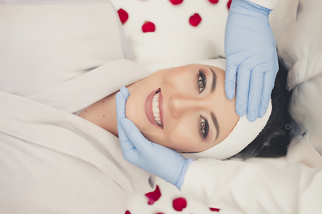 Linda mulher relaxando em SPA