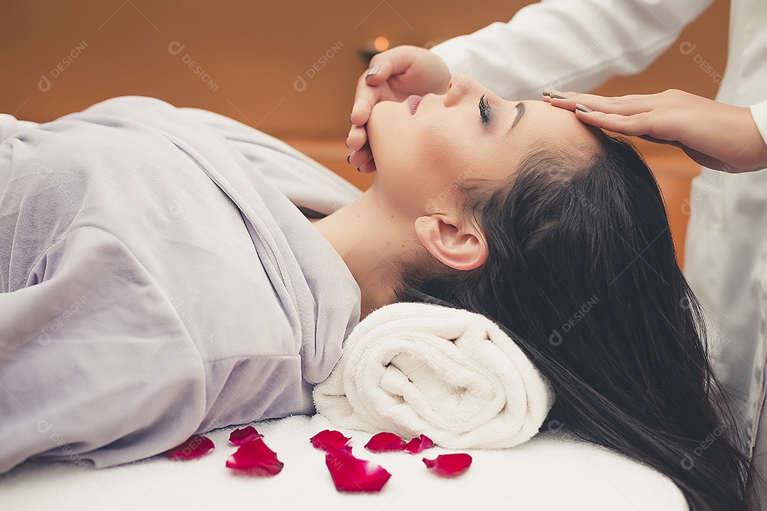 Linda mulher relaxando em SPA