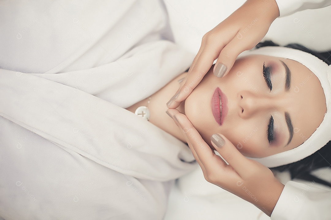 Linda mulher relaxando em SPA.