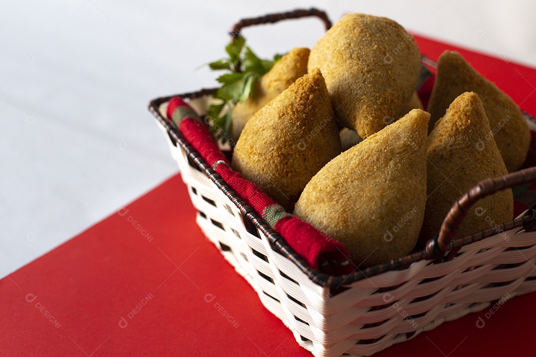 Cesta com deliciosas coxinhas de frango