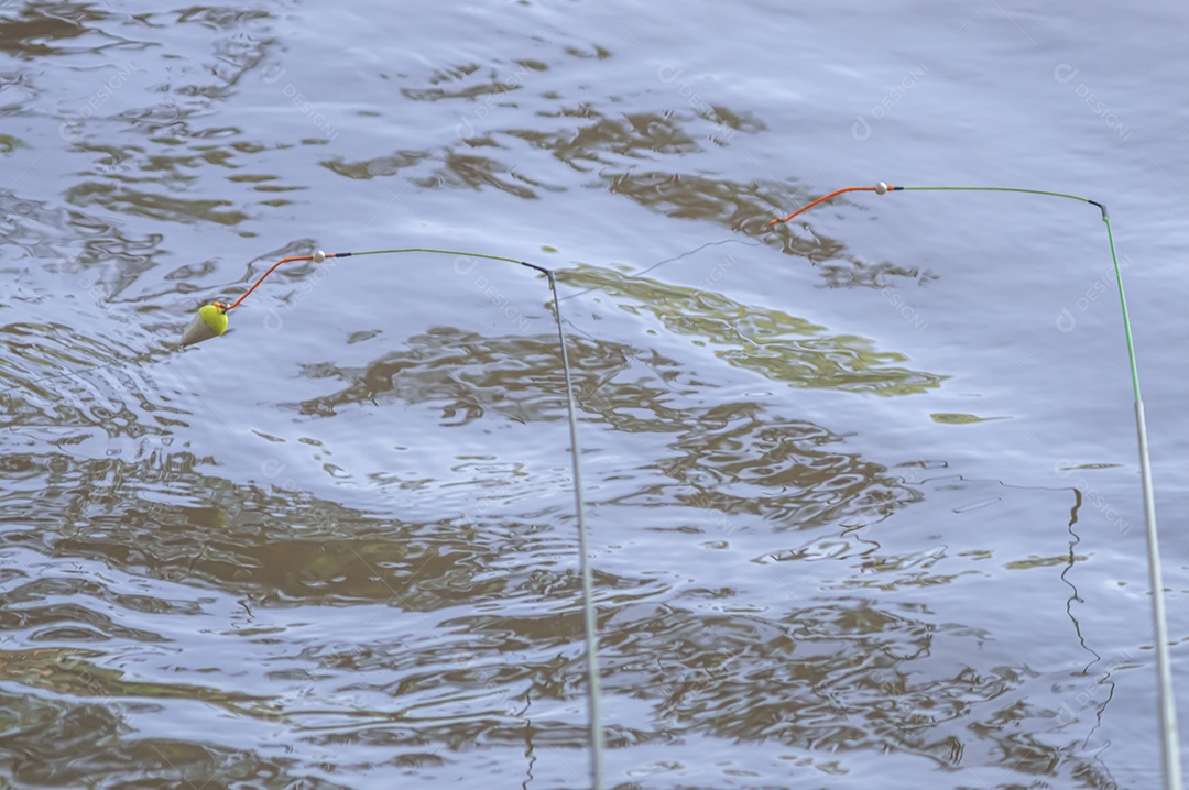 Conceito de pesca com bóia de pesca na água com linha, luz natural.