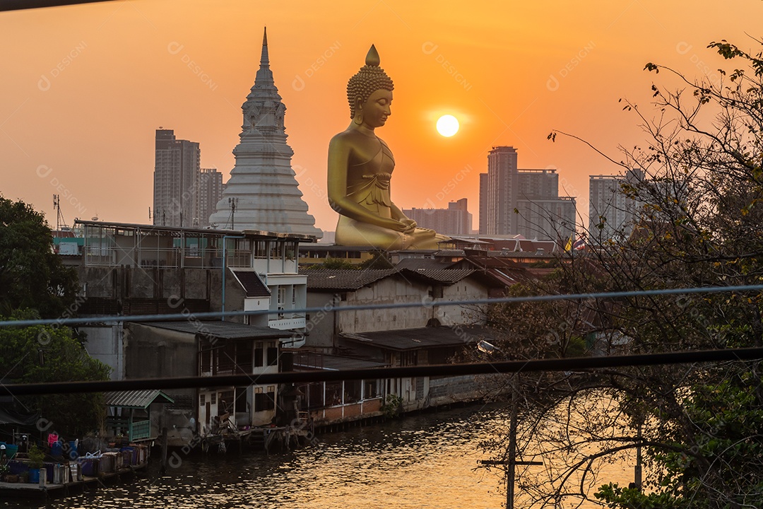 Grande Buda amarelo dourado em Wat Muang destino turístico religioso