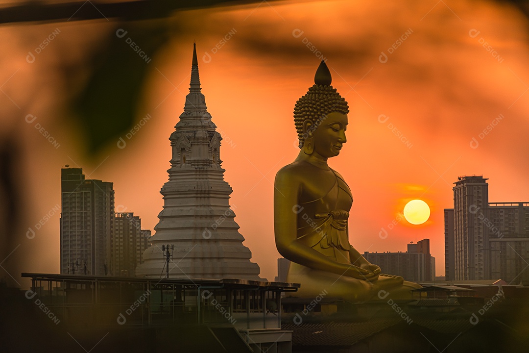 Grande Buda amarelo dourado em Wat Muang destino turístico religioso