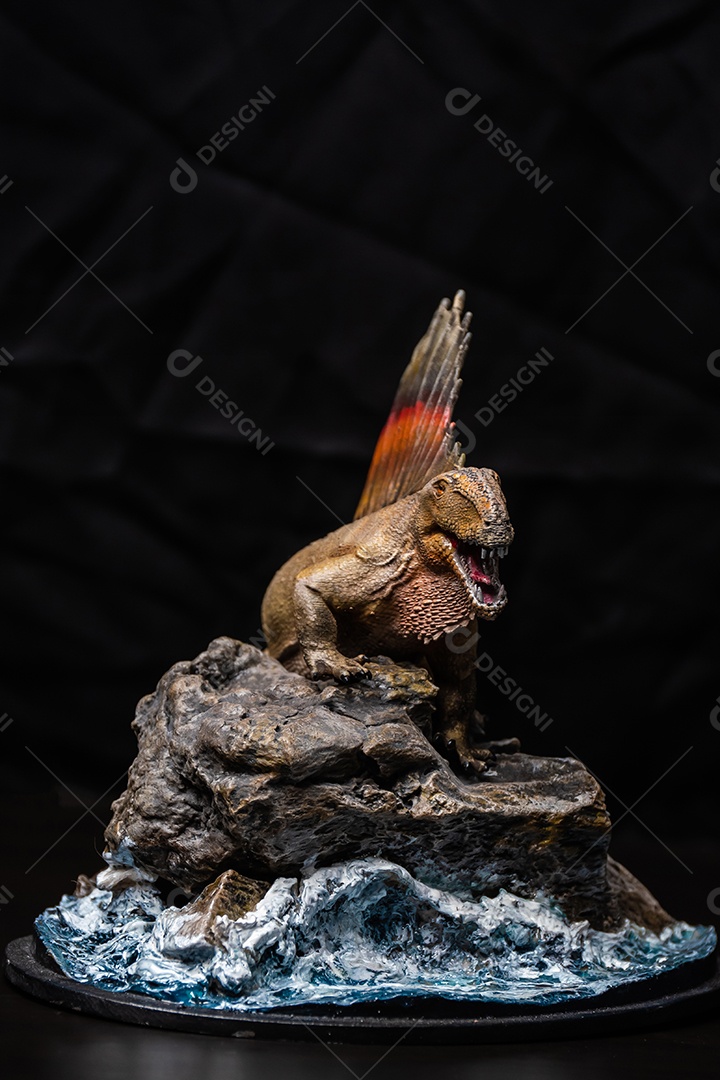 Belo dinossauro sobre fundo escuro isolado