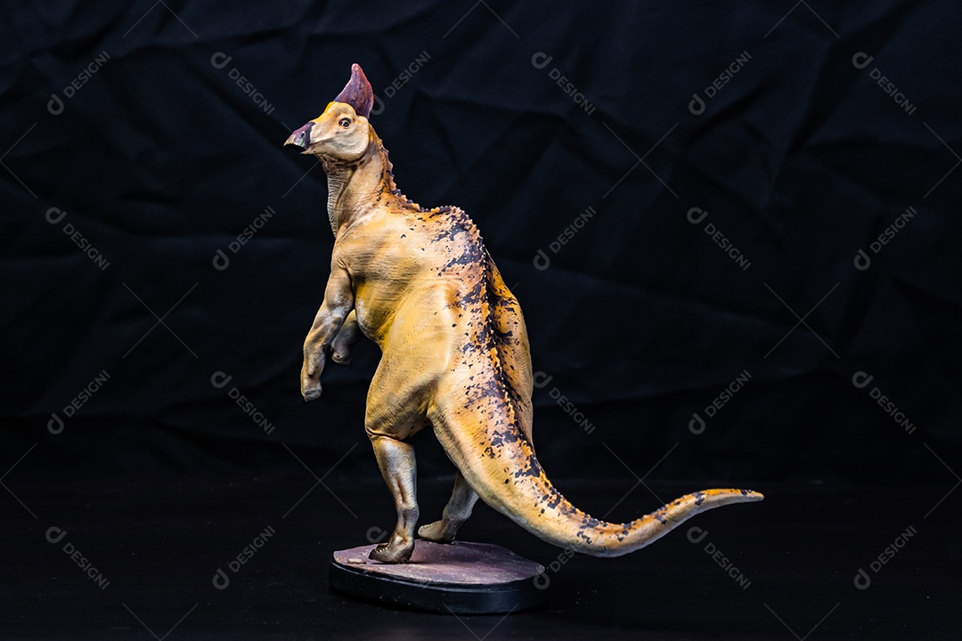 Belo dinossauro sobre fundo escuro isolado