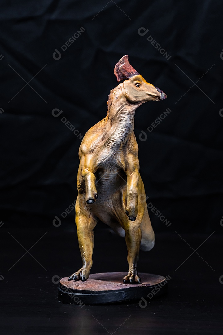 Belo dinossauro sobre fundo escuro isolado