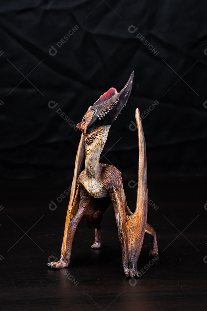 Belo dinossauro sobre fundo escuro isolado