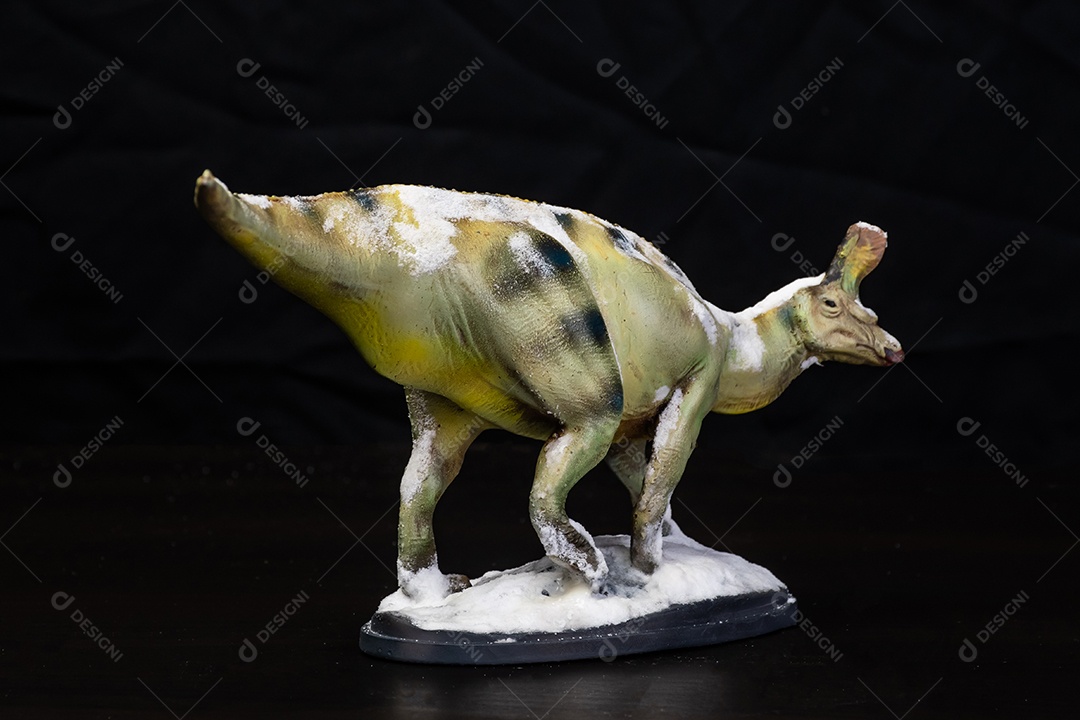 Belo dinossauro sobre fundo isolado