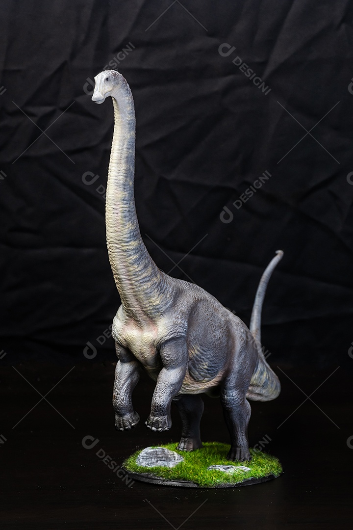 Belo dinossauro sobre fundo escuro isolado