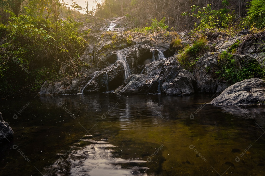 Belas cachoeiras no parque nacional klong lan da Tailândia