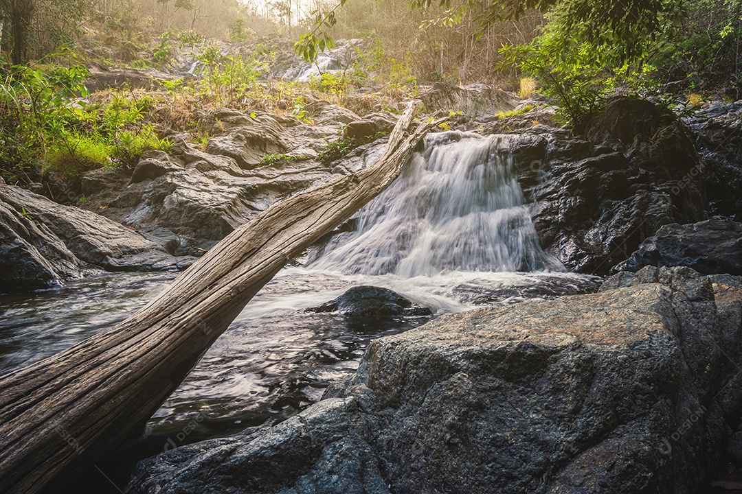 Belas cachoeiras no parque nacional klong lan da Tailândia