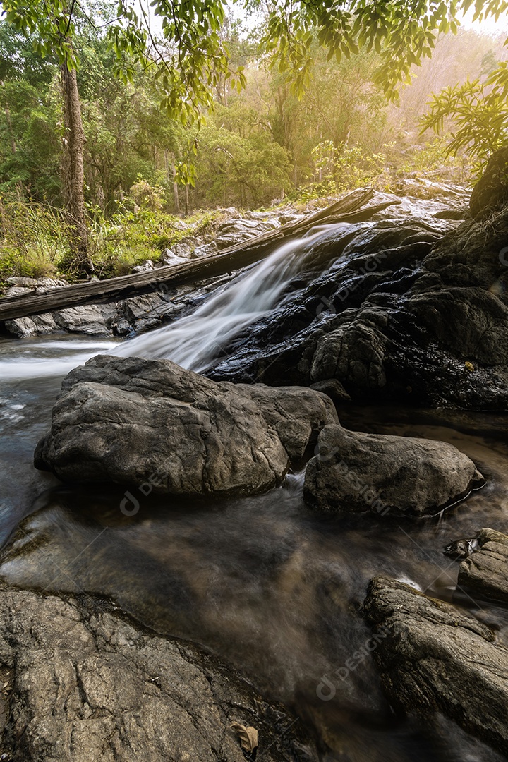 Belas cachoeiras no parque nacional klong lan da Tailândia