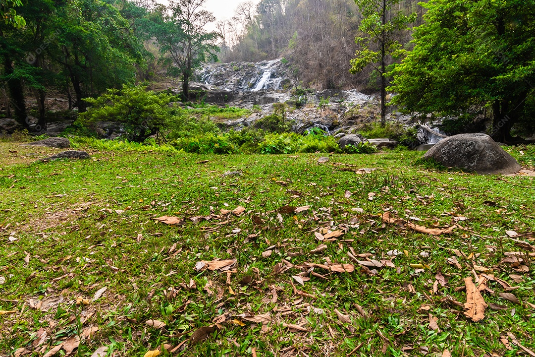 Belas cachoeiras no parque nacional klong lan da Tailândia