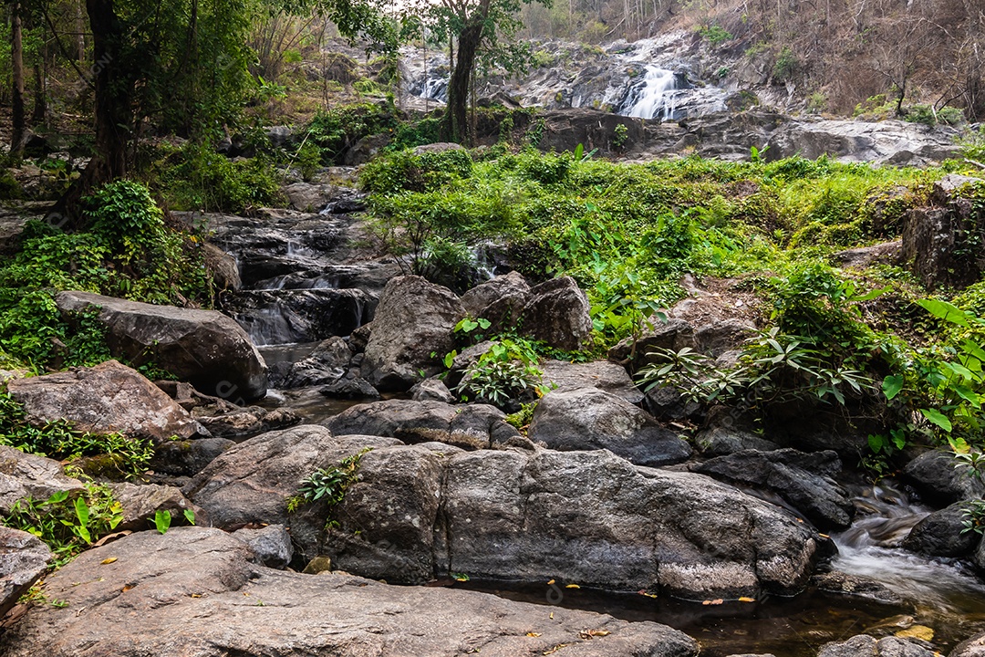 Belas cachoeiras no parque nacional klong lan da Tailândia