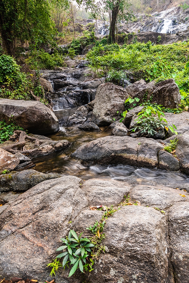 Belas cachoeiras no parque nacional klong lan da Tailândia