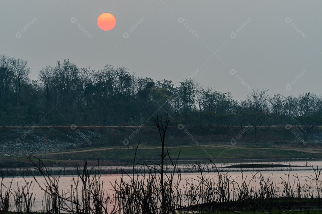 Paisagem do céu durante o nascer do sol crepuscular
