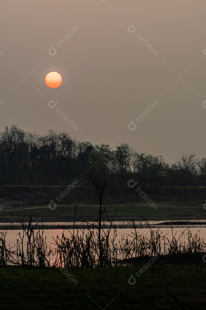 Paisagem do céu durante o nascer do sol crepuscular