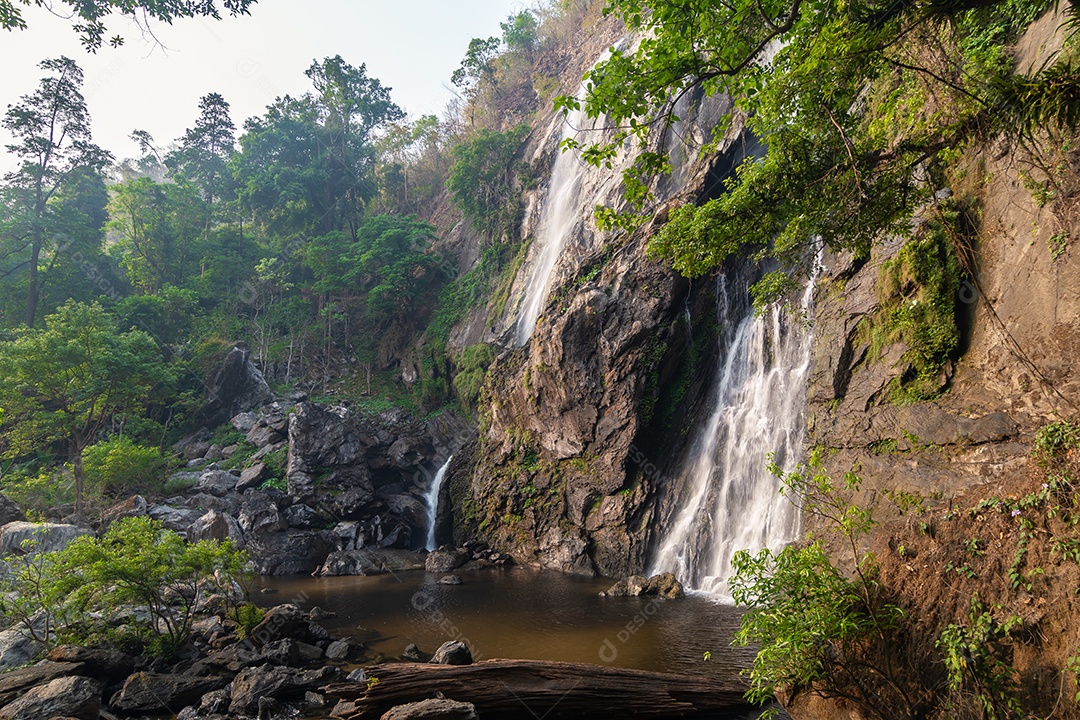 Belas cachoeiras no parque nacional klong lan da Tailândia